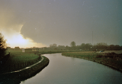 831241 Gezicht over de Kromme Rijn vanaf de Herculesbrug te Utrecht.